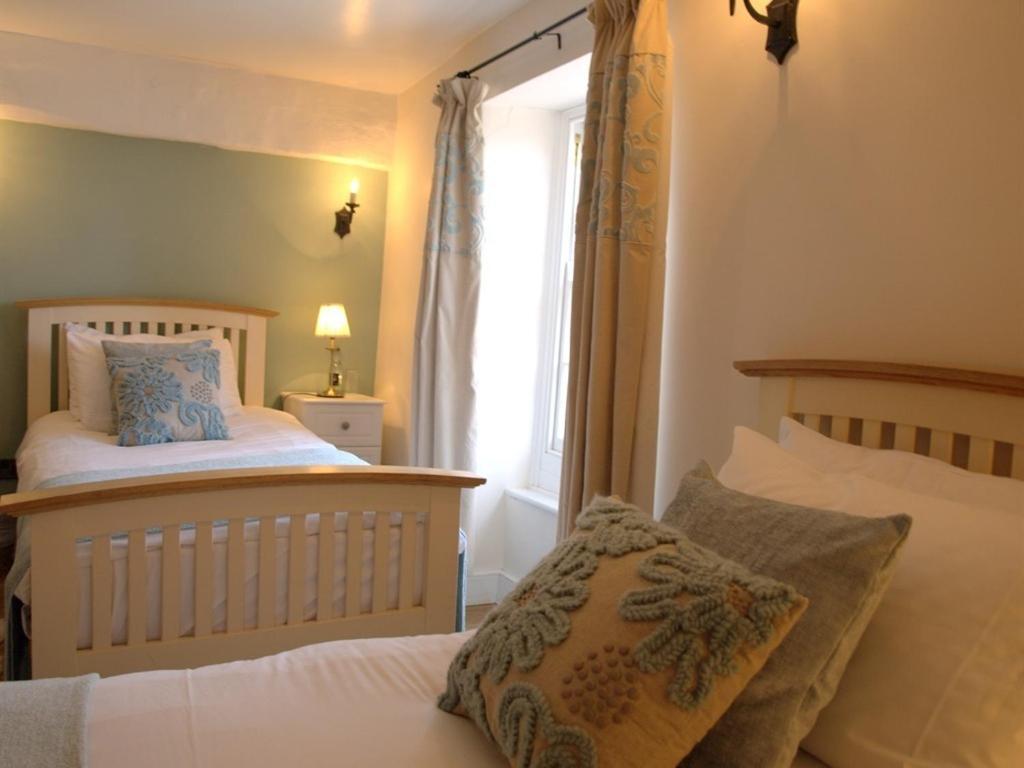 Kings Arms Hotel Abergavenny Szoba fotó